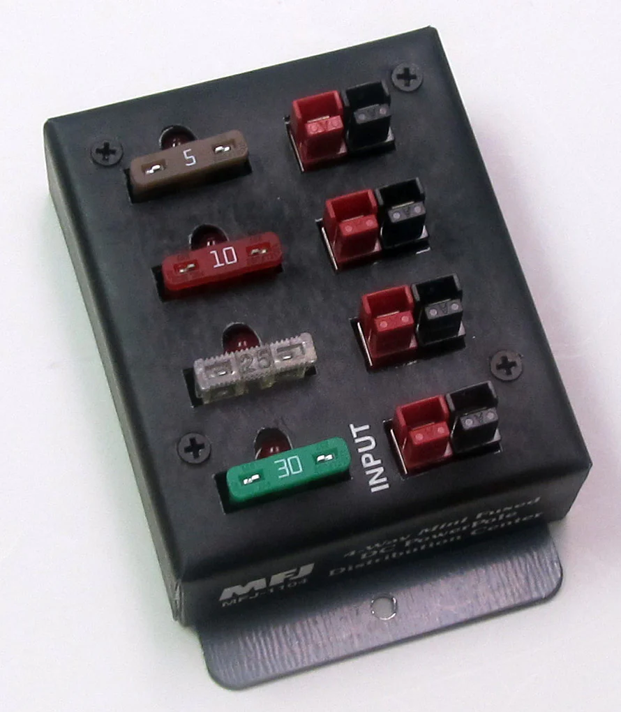 MFJ-1104, POWER POLE DC OUTLET, 1IN 3 OUT